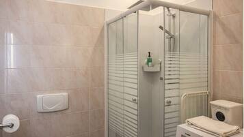 Dusche, Haartrockner, Handtücher, Seife