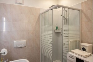 Dusche, Haartrockner, Handtücher, Seife