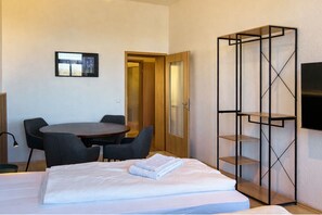 Bügeleisen/Bügelbrett, Reisekinderbett, kostenloses WLAN, Bettwäsche