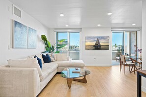 Smart TV, computer monitors - Marina Spirit - Front Row Water View Pool, Gym (Marina del Rey)