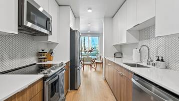 Refrigerador, microondas, horno y parrilla de estufa