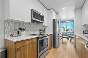 Fridge, microwave, oven, stovetop - The Platinum Pearl' Marina Spirit Front Row Water View Pool, Gym (Marina del Rey)