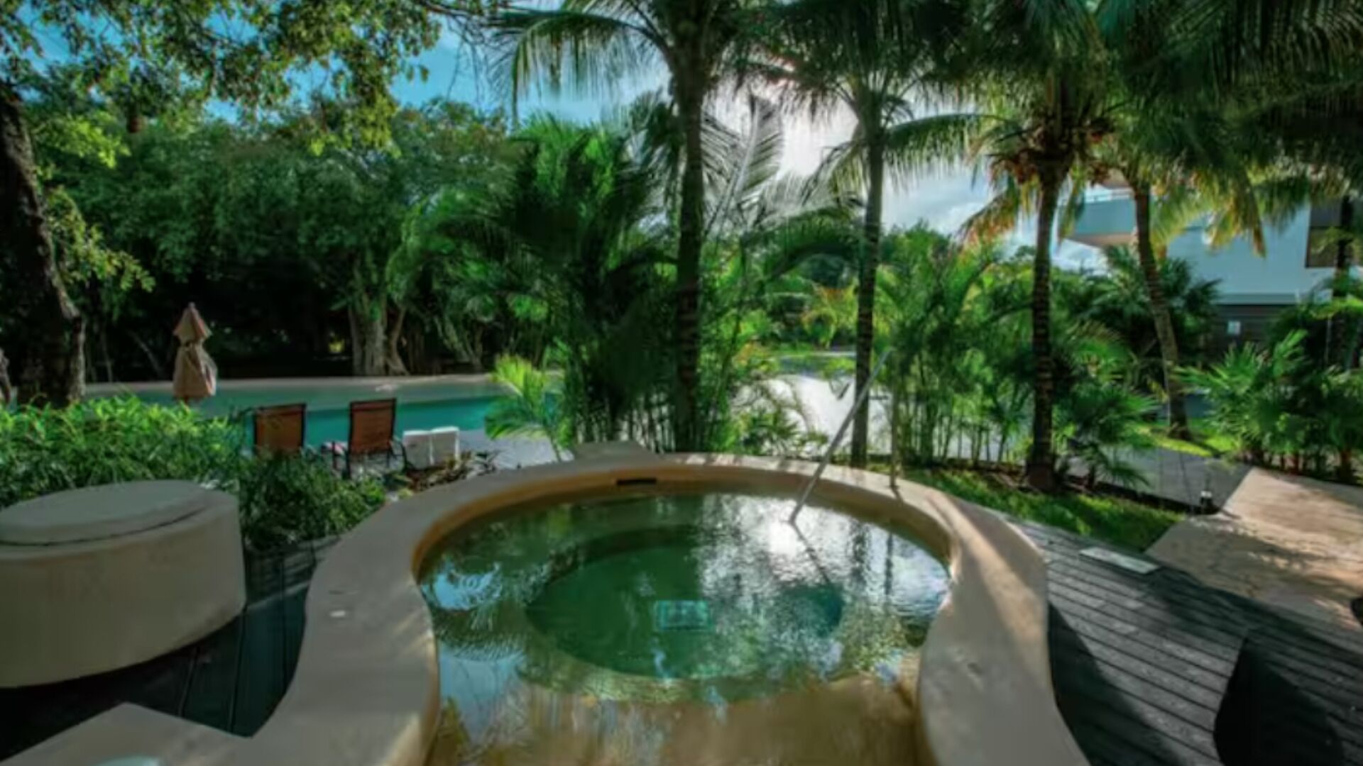 Una piscina al aire libre