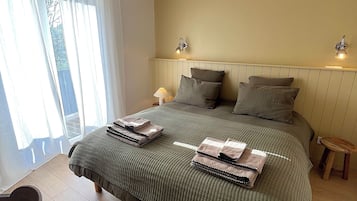 4 bedrooms, travel cot, WiFi, bed sheets