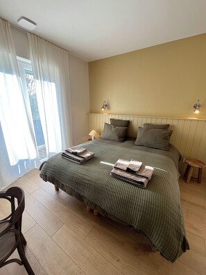 4 bedrooms, travel cot, WiFi, bed sheets