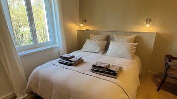 4 bedrooms, travel cot, WiFi, bed sheets