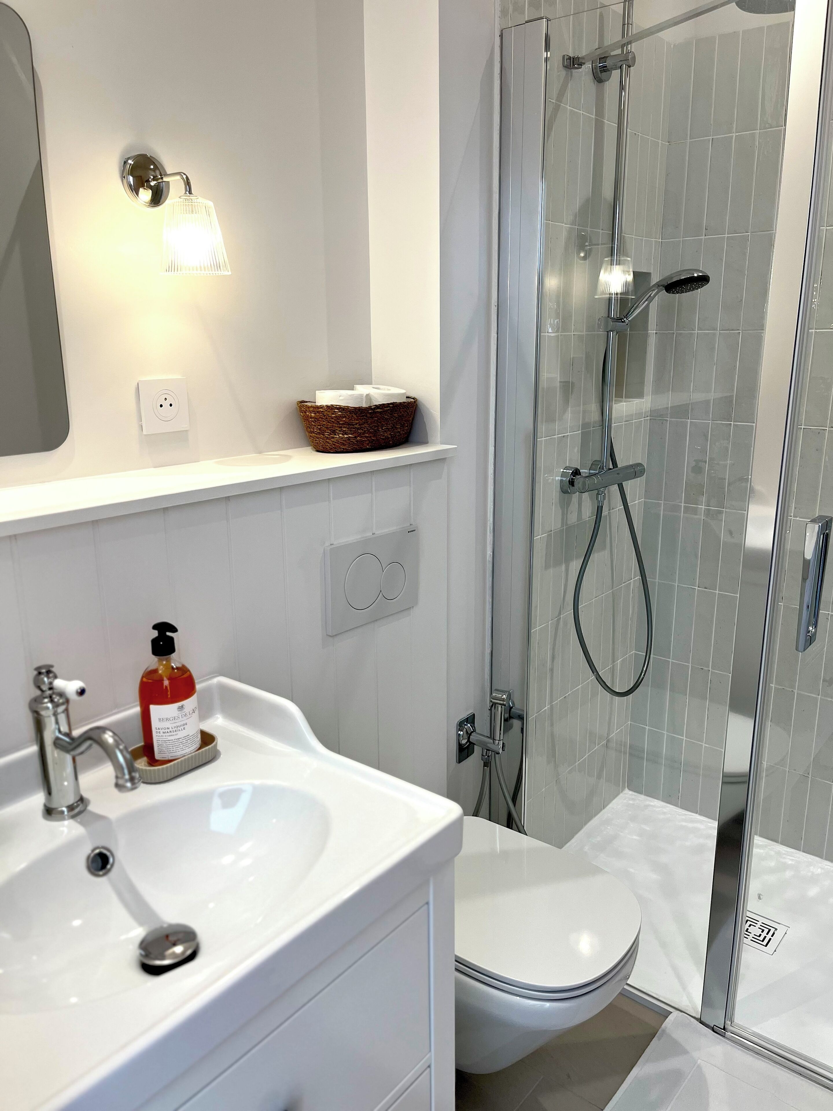 Ein modernes Badezimmer mit Waschbecken, Toilette und einer Duschkabine.