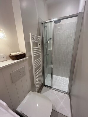 Shower, hair dryer, towels, soap - Le Clos des Berges de l'Ain - House 8/10 pers with swimming pool on the river bank - France (Charnoz-sur-Ain)