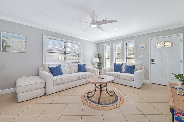 Smart TV - 1 Mile to the beach! Clean 2 Bedroom Cozy Duplex! (Bonita Springs)