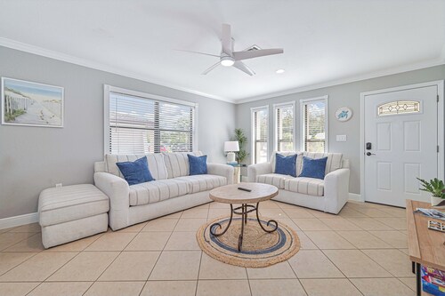 1 Mile to the beach! Clean 2 Bedroom Cozy Duplex!