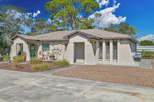 1 Mile to the beach! Clean 2 Bedroom Cozy Duplex!