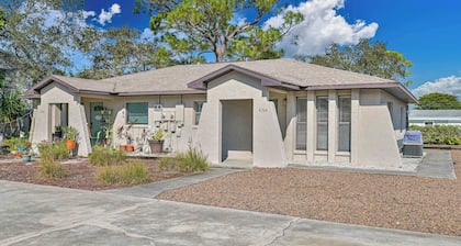 1 Mile to the beach! Clean 2 Bedroom Cozy Duplex!