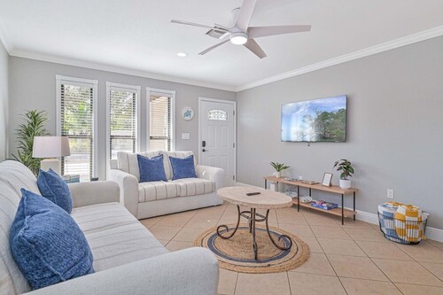 1 Mile to the beach! Clean 2 Bedroom Cozy Duplex!