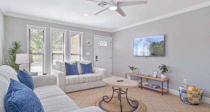 1 Mile to the beach! Clean 2 Bedroom Cozy Duplex!