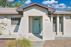Exterior detail - 1 Mile to the beach! Clean 2 Bedroom Cozy Duplex! (Bonita Springs)