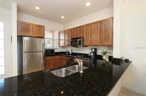 Jääkaappi, mikroaaltouuni, uuni, astianpesukone