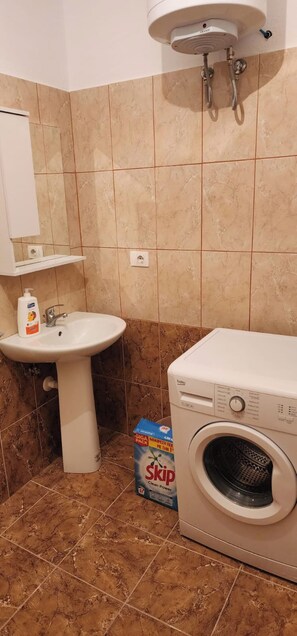 Shower, hair dryer, towels - Albania Dream Saranda Apartments (Sarandë)