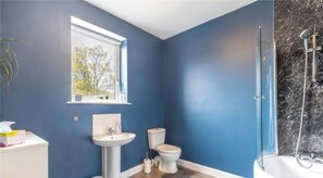 Hiustenkuivaaja, pyyhkeet, saippua, sampoo