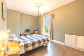 2 slaapkamers, een bureau, een strijkplank/strijkijzer, gratis wifi