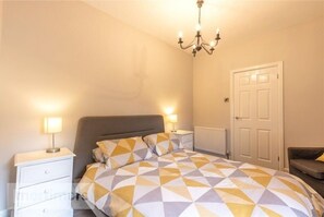 2 bedrooms, desk, iron/ironing board, free WiFi - Spacious 2 Bedroom Apartment (Salesbury)