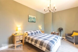 2 bedrooms, desk, iron/ironing board, free WiFi - Spacious 2 Bedroom Apartment (Salesbury)