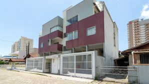 Un bâtiment moderne à deux étages, doté d’un toit plat et d’un balcon au deuxième étage.