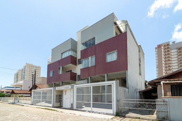 A modern two-story building with a flat roof and a balcony on the second floor. - Apt a 600m da praia prox. do Beto Carrero GOT0201 (Penha)