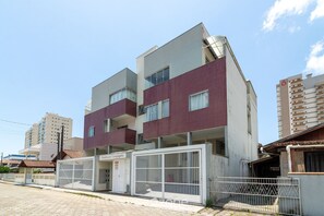Un bâtiment moderne à deux étages, doté d’un toit plat et d’un balcon au deuxième étage.
