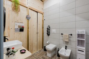 Shower, hair dryer, towels - Montereale Holiday House Apartment with Wi-Fi, Air Conditioning, and Sauna on Request (Monreale)