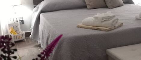 Iron/ironing board, WiFi, bed sheets