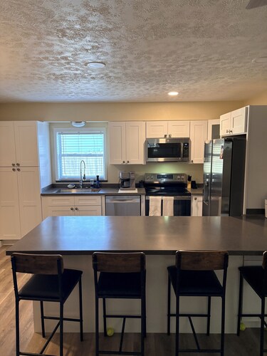 Charming 2-bedroom house with AC in Inverness
and close to LakeHenderson