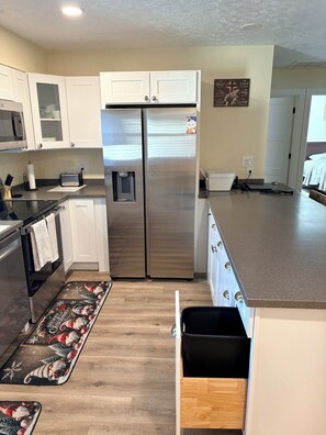 Refrigerador, microondas, horno, placa de cocina