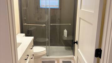 シャワー、タオル、石鹸、トイレットペーパー