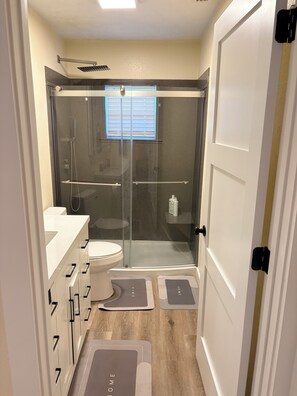 Ducha, toallas, jabón, papel higiénico