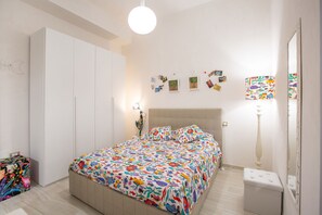 1 chambre, fer et planche à repasser
