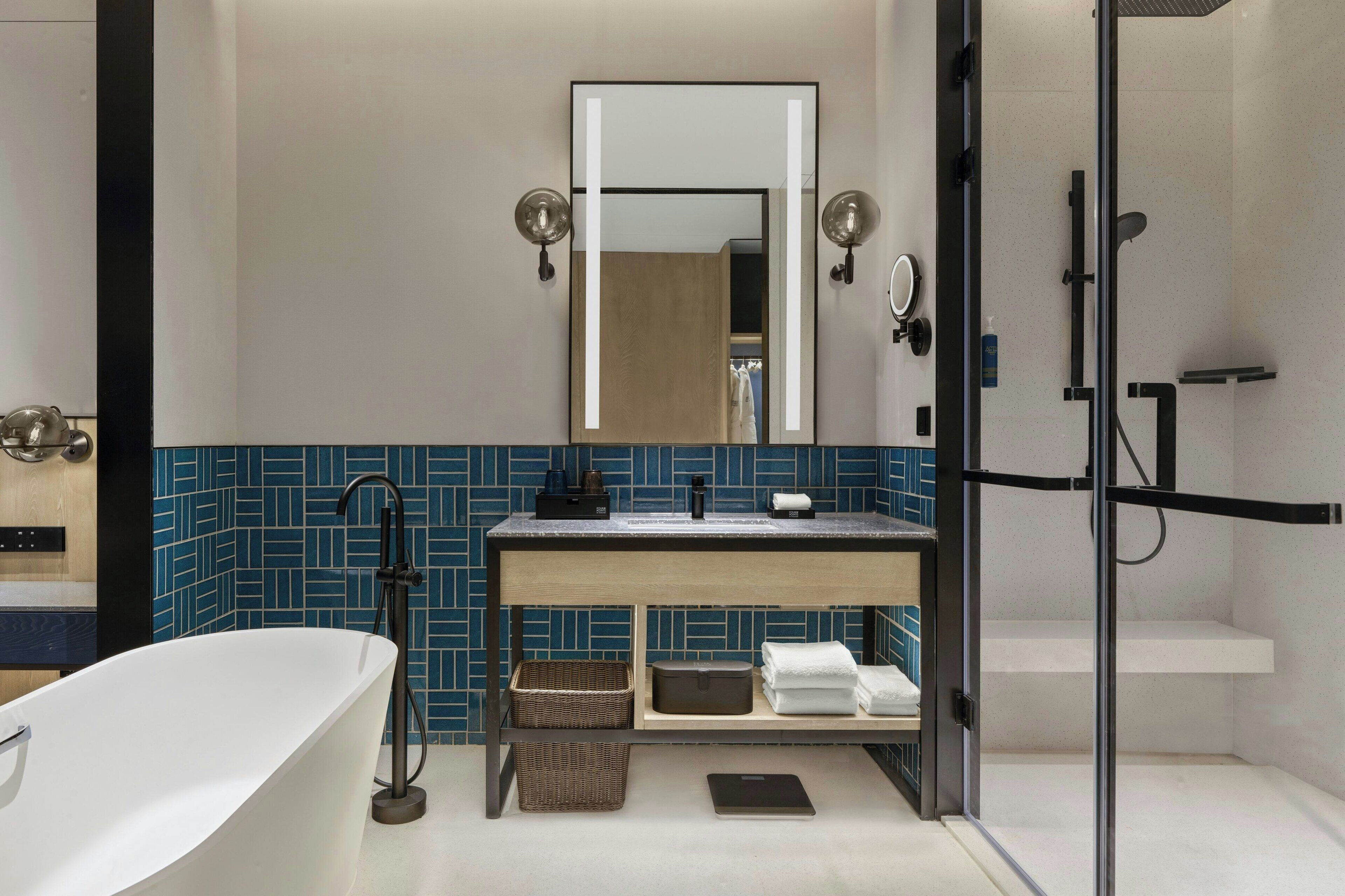 Premium Room, 1 King Bed, City View | Bathroom