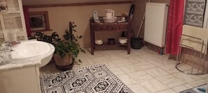 Shower, hair dryer, towels, toilet paper - Rooms in the countryside 45mn from Lake Gérardmer 1h from the Alsatian Christmas Markets (Padoux (88700))