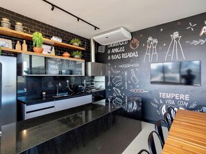 Fridge, microwave, cookware/dishes/utensils - Stay in Barra in a studio near the beach (Salvador)