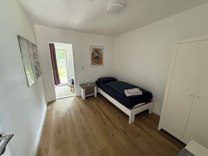 Living area - 3-bed apartment with kitchen & bathroom | Pension Kalifornia (NH) (Osterholz-Scharmbeck)