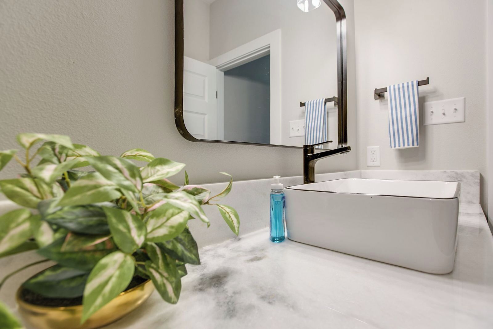 ヘアドライヤー、タオル、石鹸、トイレットペーパー