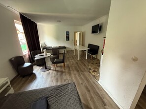 Interior - 4-bed apartment with kitchen & bathroom | Pension Kalifornia (Osterholz-Scharmbeck)