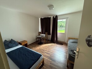 9 bedrooms, WiFi, bed sheets - 4-bed apartment with kitchen & bathroom | Pension Kalifornia (Osterholz-Scharmbeck)