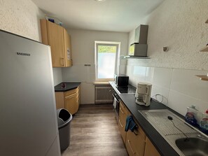 Private kitchen - 4-bed apartment with kitchen & bathroom | Pension Kalifornia (Osterholz-Scharmbeck)