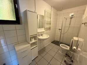 Dusj, håndklær, såpe og toalettpapir