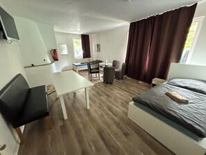 9 bedrooms, WiFi, bed sheets - 4-bed apartment with kitchen & bathroom | Pension Kalifornia (Osterholz-Scharmbeck)