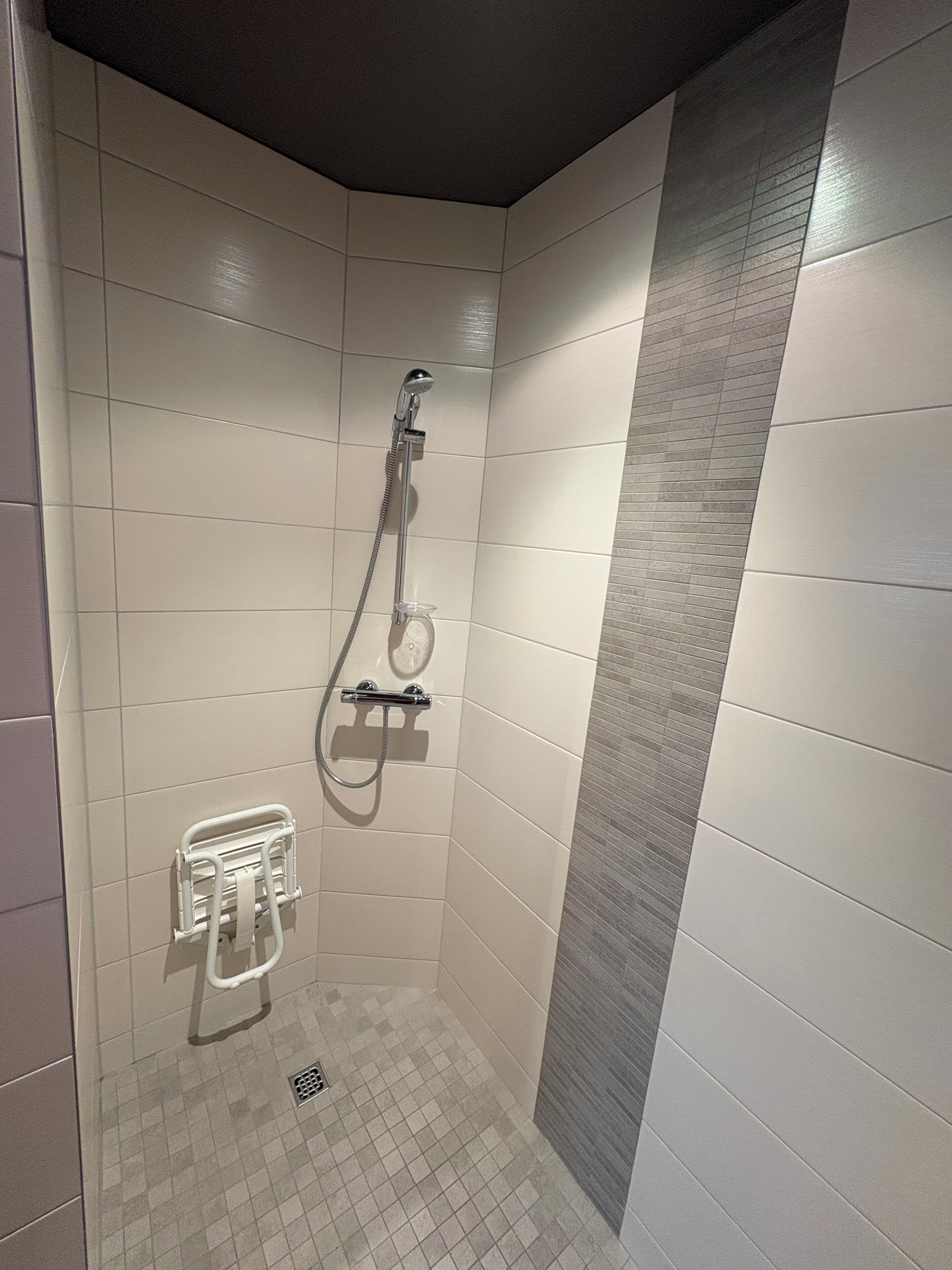 Douche, séchoir à cheveux, serviettes fournies, savon