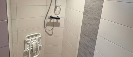 Douche, séchoir à cheveux, serviettes fournies, savon