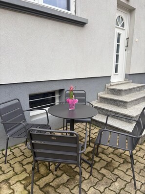 Outdoor dining - A beautiful escape at Valérie's (Schleithal)