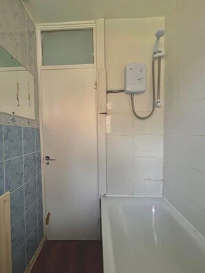 Douche, sèche-cheveux, serviettes fournies