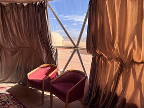 Quarto solteiro, banheiro privativo, vista para o deserto | Parte interna